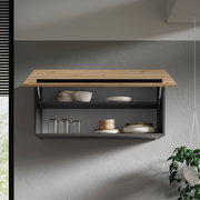 Moderner Hängeschrank mit Holzklappe, gefüllt mit Geschirr, aus frontaler Perspektive.