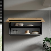 Moderner Hängeschrank mit Holzklappe, gefüllt mit Geschirr, aus frontaler Perspektive.