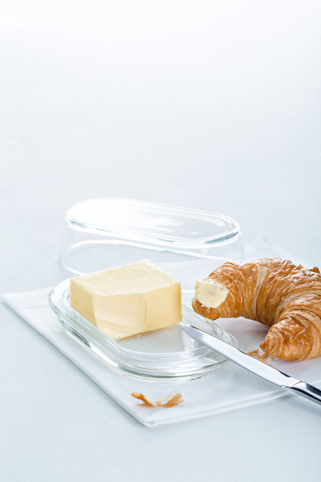 Leonardo Butterdose CIAO Glas-Butterdose Ciao mit Butter und Croissant, seitliche Perspektive
