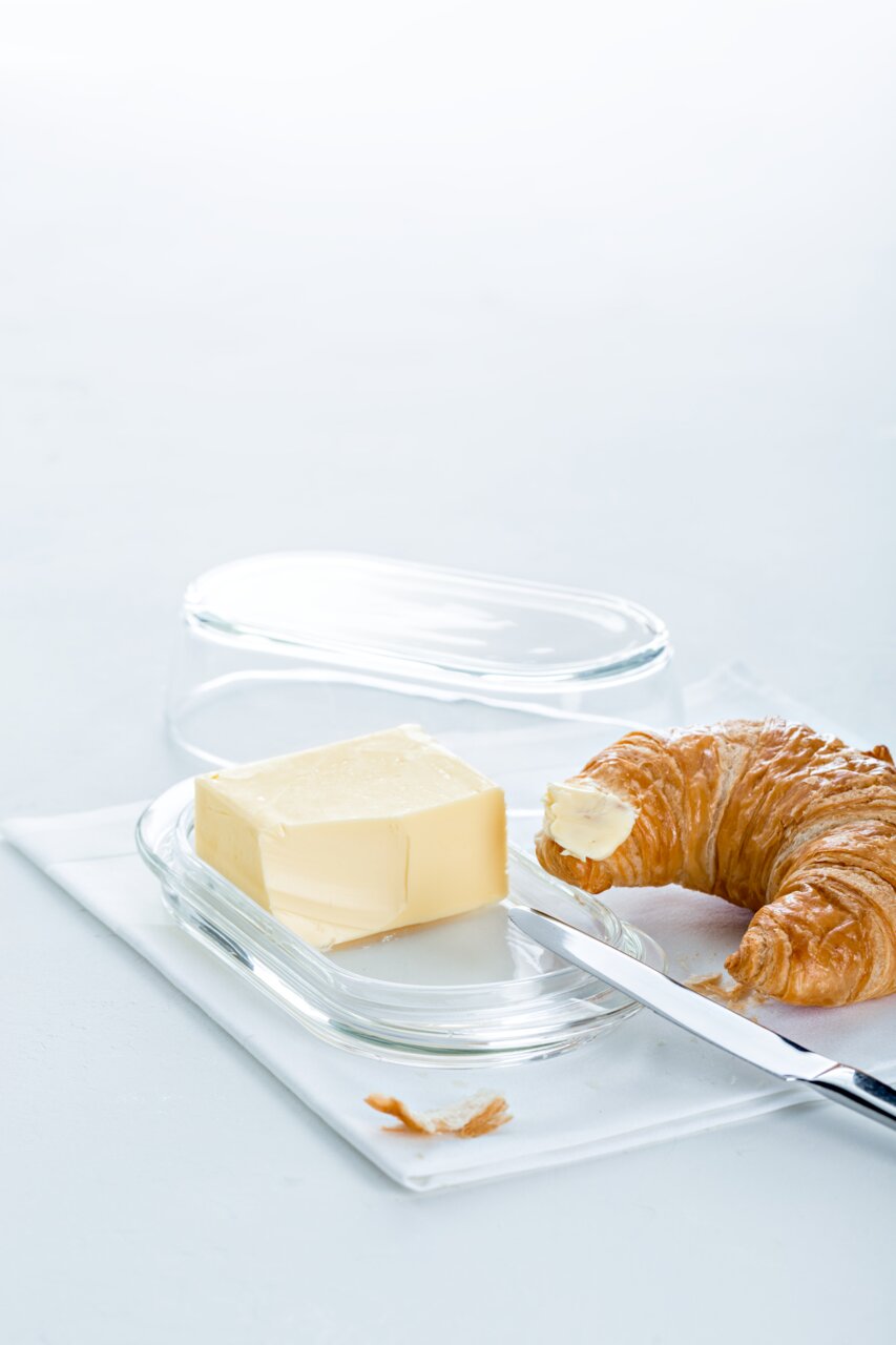 Glas-Butterdose Ciao mit Butter und Croissant, seitliche Perspektive