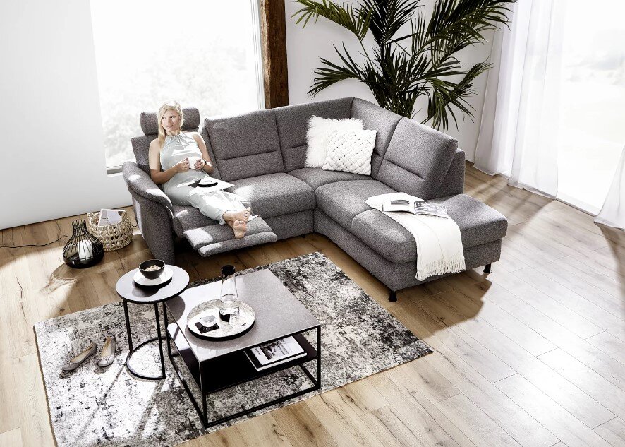 Moderner grauer Couchtisch in einem stilvollen Wohnzimmer, fotografiert aus der Vogelperspektive.