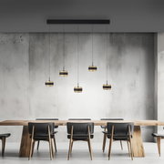 Moderne LED-hanglamp met vijf hangende lampen boven een eettafel, gezien vanaf de zijkant.