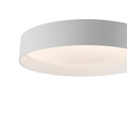 Moderne, runde LED-Deckenleuchte in Weiß mit opalem Diffusor, warmweiß leuchtend, Nahaufnahme in leichter Untersicht von unten gegen grauen Hintergrund