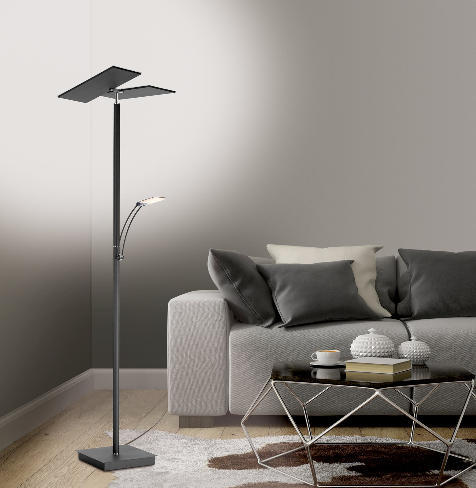 Moderne LED-Stehleuchte in einem Wohnzimmer, seitliche Perspektive, neben einem grauen Sofa und einem Couchtisch.