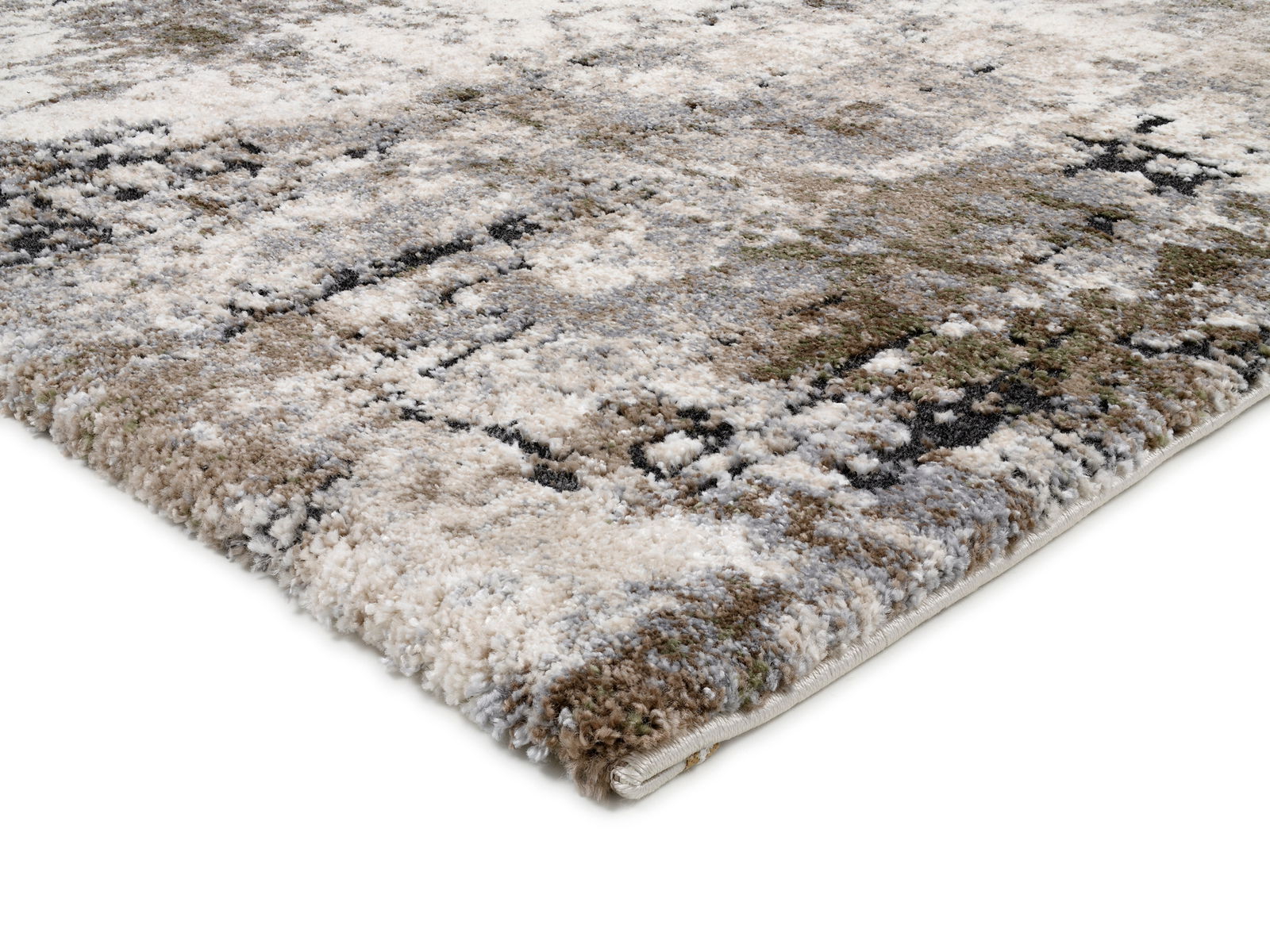 Nahaufnahme eines Designer-Teppichs mit abstraktem Muster in Erdtönen, seitliche Perspektive