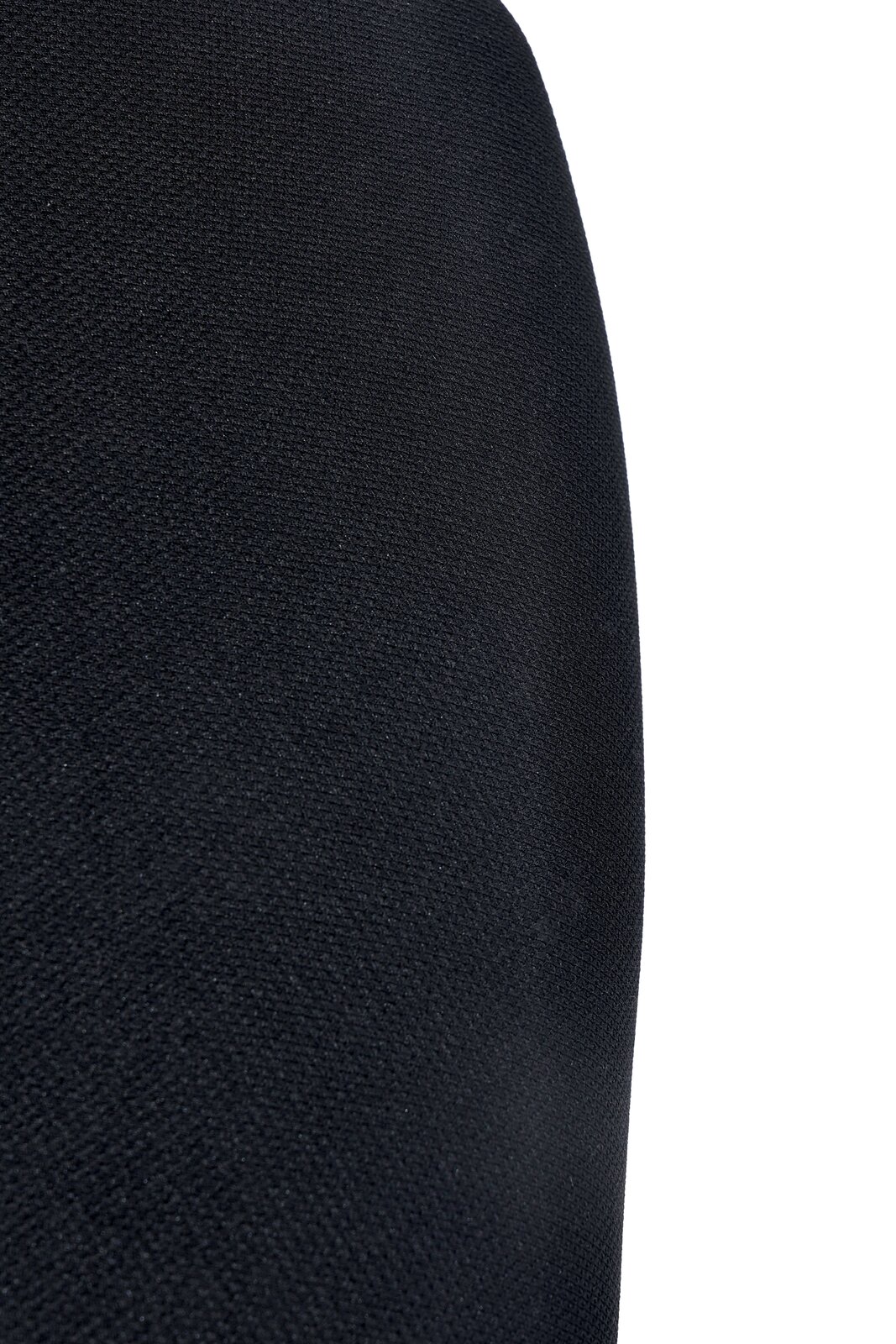 Nahaufnahme der schwarzen Stoffstruktur eines Besucherstuhls, seitliche Perspektive