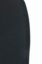 Nahaufnahme der schwarzen Stoffstruktur eines Besucherstuhls, seitliche Perspektive