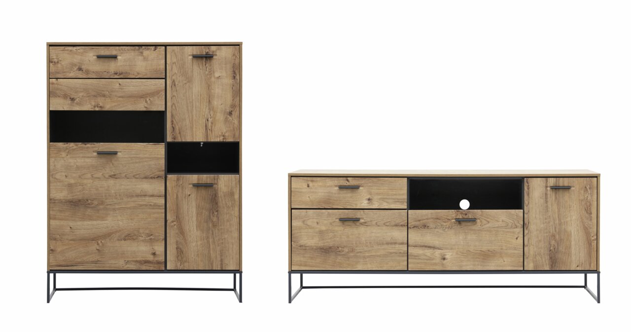 Zurbrüggen Wandkombination MANHATTAN Zwei moderne Wandkombinationen aus Holz mit schwarzem Metallrahmen, eine hohe und eine niedrige, frontal fotografiert.