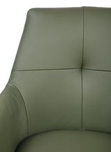 Nahaufnahme eines grünen Armlehnstuhls aus Leder, Vorderansicht