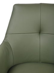 Nahaufnahme eines grünen Armlehnstuhls aus Leder, Vorderansicht