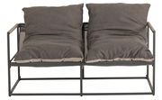 Frontansicht eines zweisitzigen Lounge-Sofas mit grauen Kissen und einem Metallrahmen.