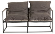 Frontansicht eines zweisitzigen Lounge-Sofas mit grauen Kissen und einem Metallrahmen.