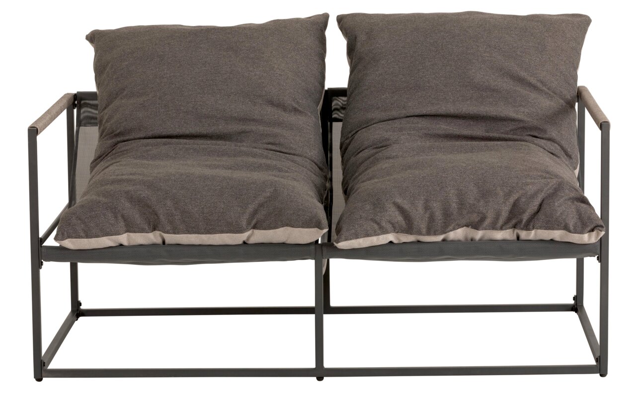 Frontansicht eines zweisitzigen Lounge-Sofas mit grauen Kissen und einem Metallrahmen.