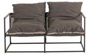 Frontansicht eines zweisitzigen Lounge-Sofas mit grauen Kissen und einem Metallrahmen.