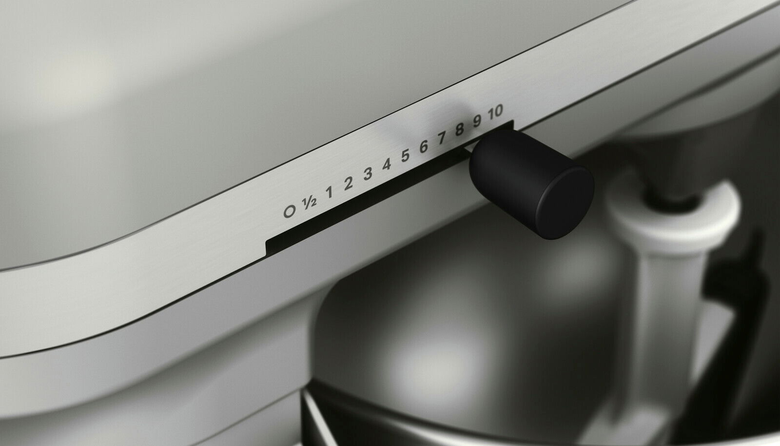 Nahaufnahme der Geschwindigkeitsregelung einer Küchenmaschine Heavy Duty 5,2L mit seitlicher Perspektive.