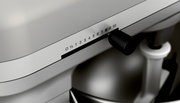 Nahaufnahme der Geschwindigkeitsregelung einer Küchenmaschine Heavy Duty 5,2L mit seitlicher Perspektive.