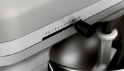 Close-up van de snelheidsregeling van een Heavy Duty 5,2L keukenmachine, gezien vanaf de zijkant.