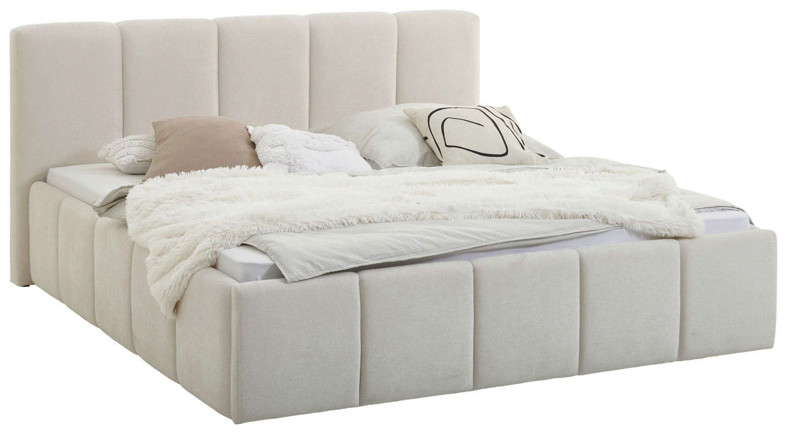 Seitliche Perspektive auf ein elegantes Polsterbett mit hohem Kopfteil, weicher Polsterung und dekorativen Kissen.