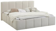 Seitliche Perspektive auf ein elegantes Polsterbett mit hohem Kopfteil, weicher Polsterung und dekorativen Kissen.