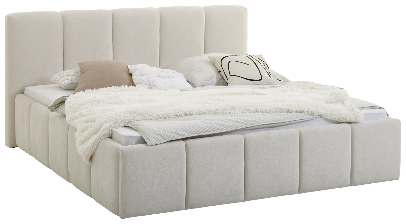 Zijaanzicht van een elegant gestoffeerd bed met een hoog hoofdeinde, zachte bekleding en decoratieve kussens.