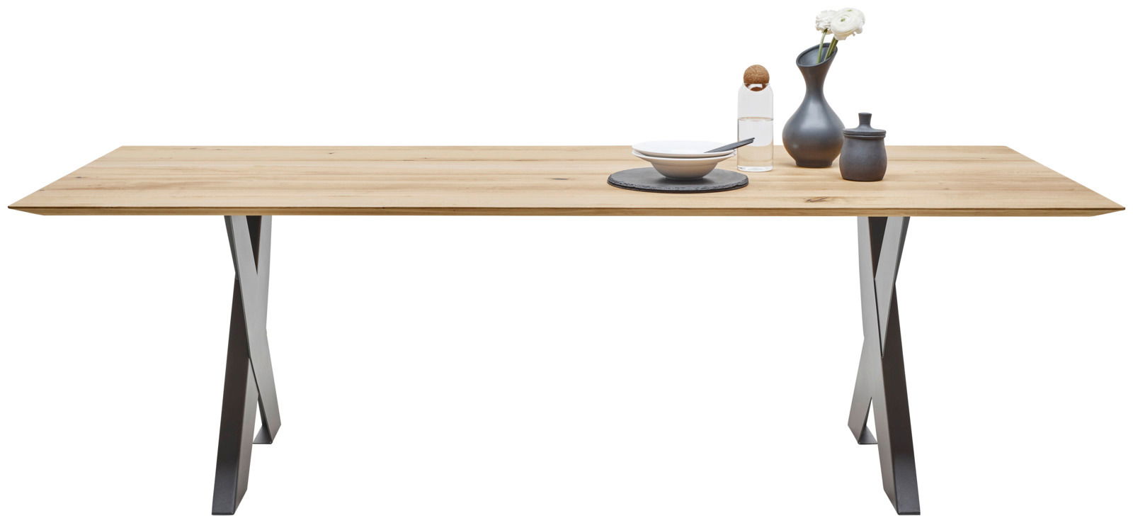 Moderner Esstisch aus Holz mit Metallbeinen, frontal fotografiert, dekoriert mit Geschirr und Vase.