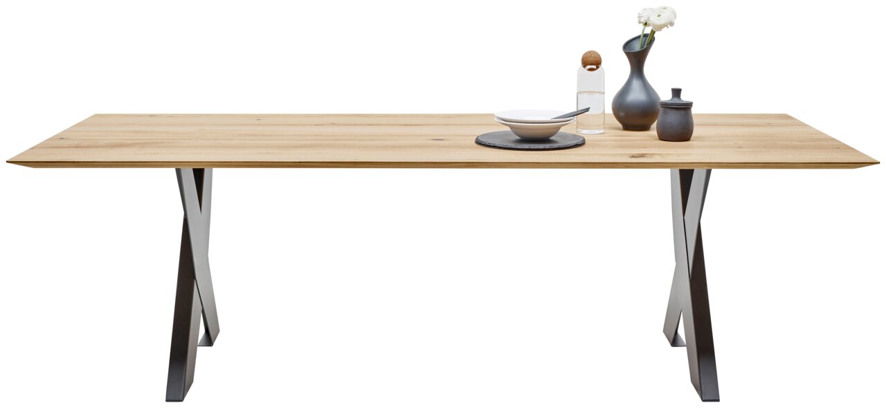 Moderner Esstisch aus Holz mit Metallbeinen, frontal fotografiert, dekoriert mit Geschirr und Vase.