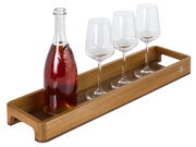 Holztablett Serve Slim mit einer Flasche und drei Weingläsern, seitliche Perspektive