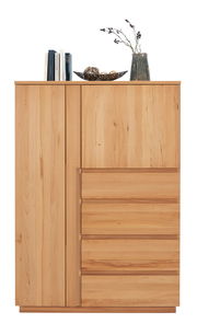 Frontale Ansicht eines Highboards aus Holz mit mehreren Schubladen und Türen, dekoriert mit Büchern, einer Schale und einer Vase.