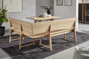 Holzeckbank in einem modernen Wohnzimmer, Rückansicht, mit Tisch und Dekorationen.