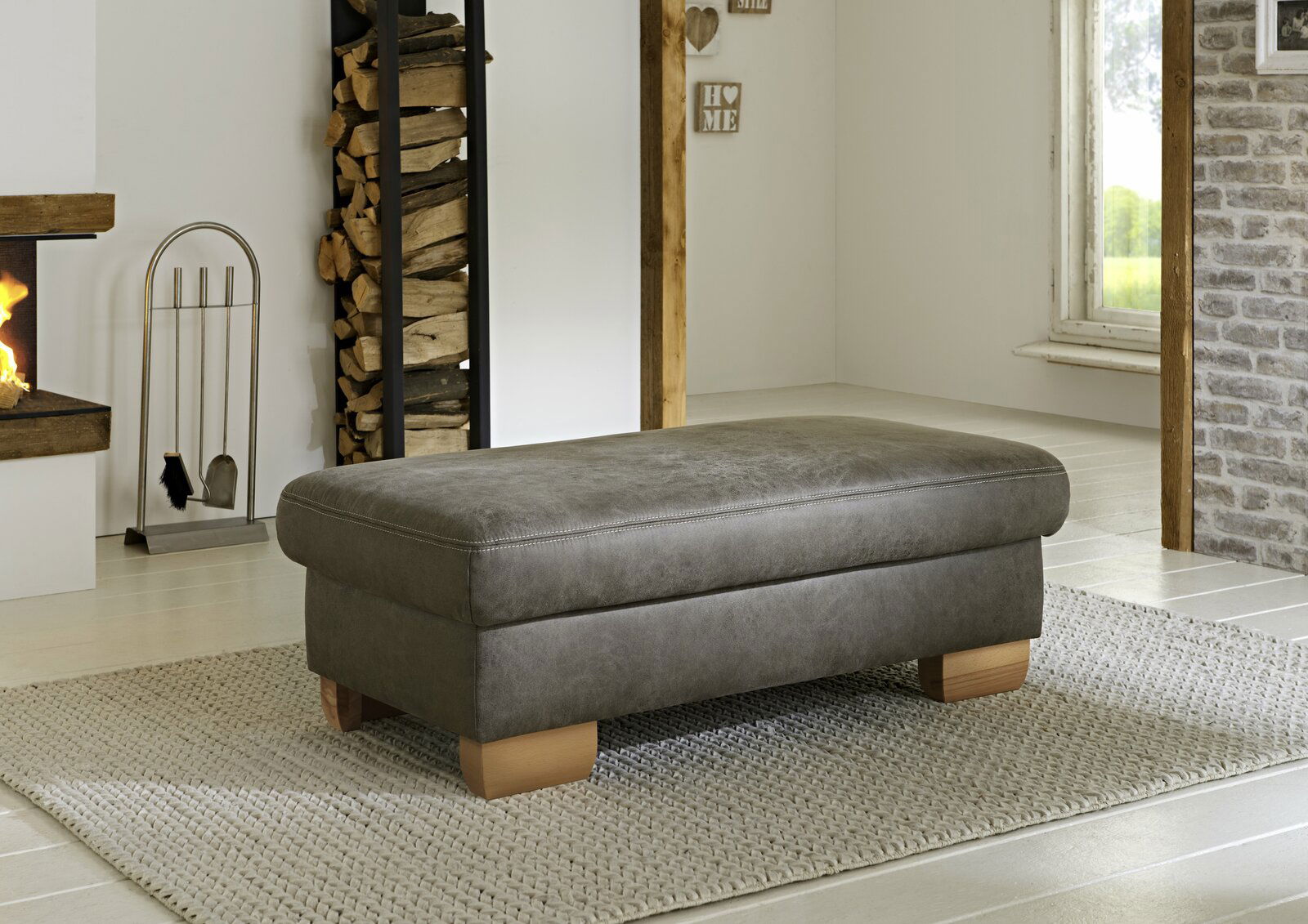 XXL-Hocker in einem gemütlichen Wohnzimmer, seitliche Perspektive