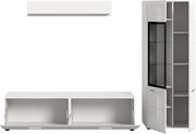 Weiße, moderne Wohnwand mit Hängeschrank, TV-Lowboard und hohem Vitrinenschrank mit Glastür und offenen Fächern, Frontansicht auf weißem Hintergrund