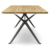 Moderne eettafel met houten blad en zwart metalen onderstel, zijaanzicht