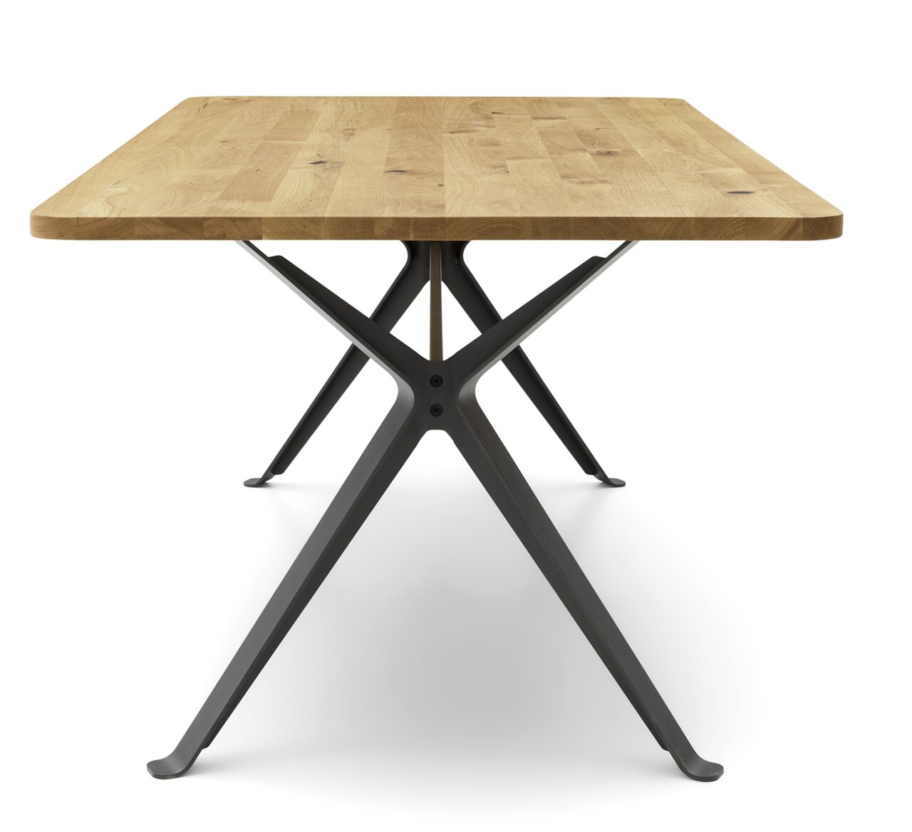 Moderne eettafel met houten blad en zwart metalen onderstel, zijaanzicht