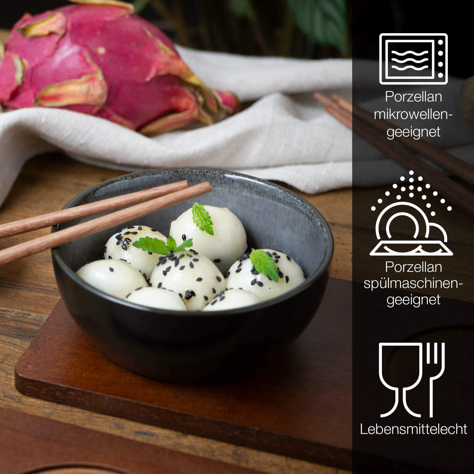 Miso-Schale in Anthrazit mit weißen Kugeln und Sesam, von oben fotografiert, neben Essstäbchen und einer Drachenfrucht.