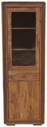 Holzvitrine mit Glastür und dekorativen Schnitzereien, frontal fotografiert