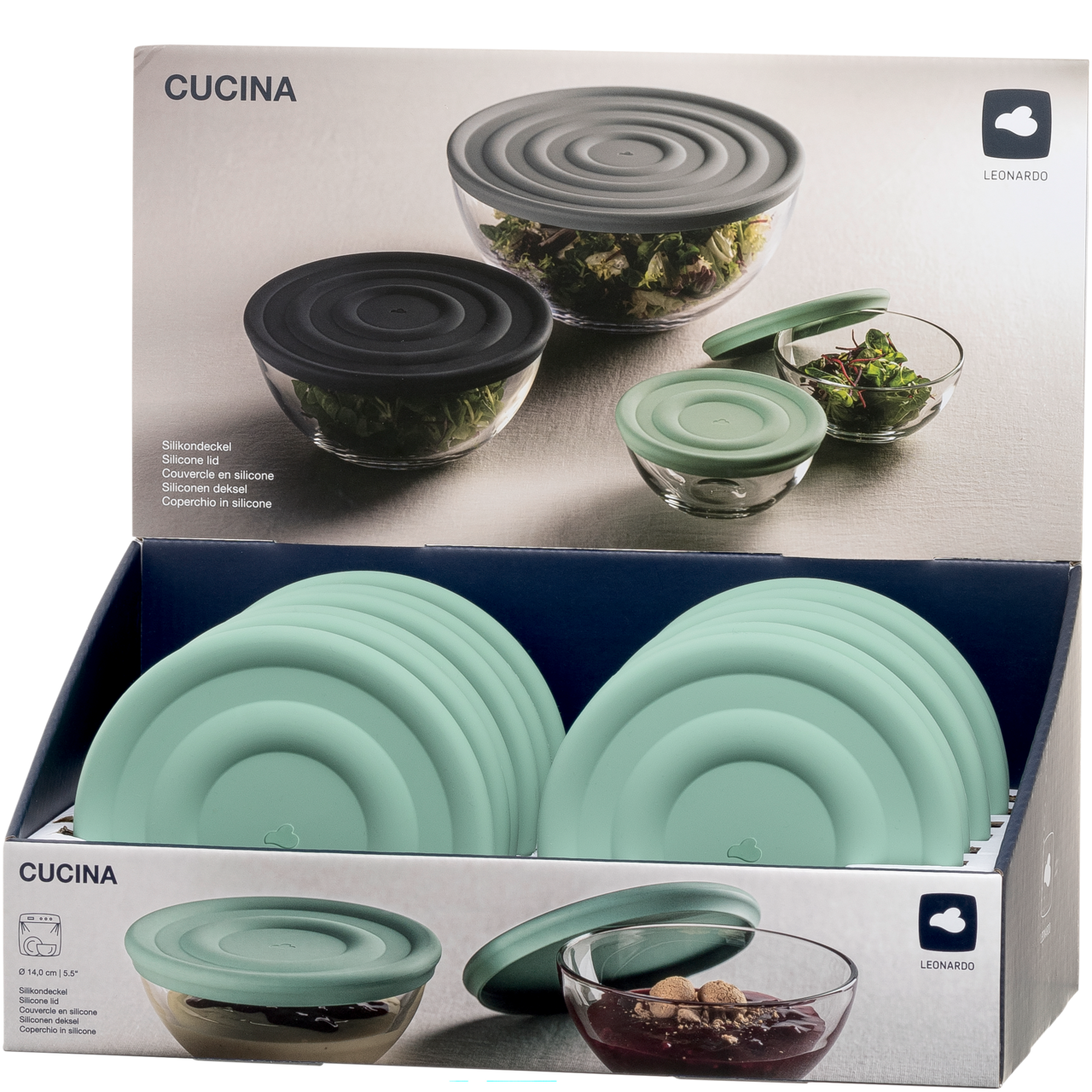 Silikondeckel in Salbeigrün, präsentiert in einer Verkaufsverpackung. Der Deckel ist auf einer Glasschüssel platziert, die mit Salat gefüllt ist. Perspektive von vorne.