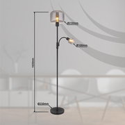 Moderne Stehleuchte mit zwei Leuchtquellen, eine große oben und eine kleinere seitlich, in einem eleganten Raum. Perspektive: seitliche Ansicht.