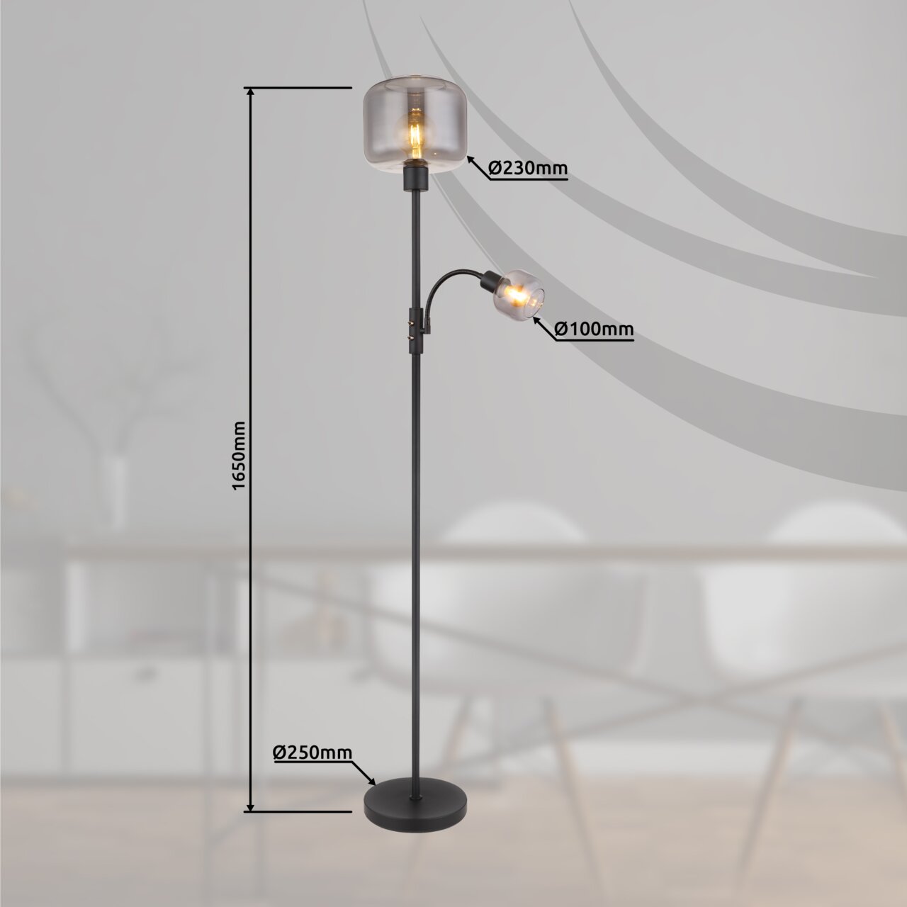 Moderne Stehleuchte mit zwei Leuchtquellen, eine große oben und eine kleinere seitlich, in einem eleganten Raum. Perspektive: seitliche Ansicht.