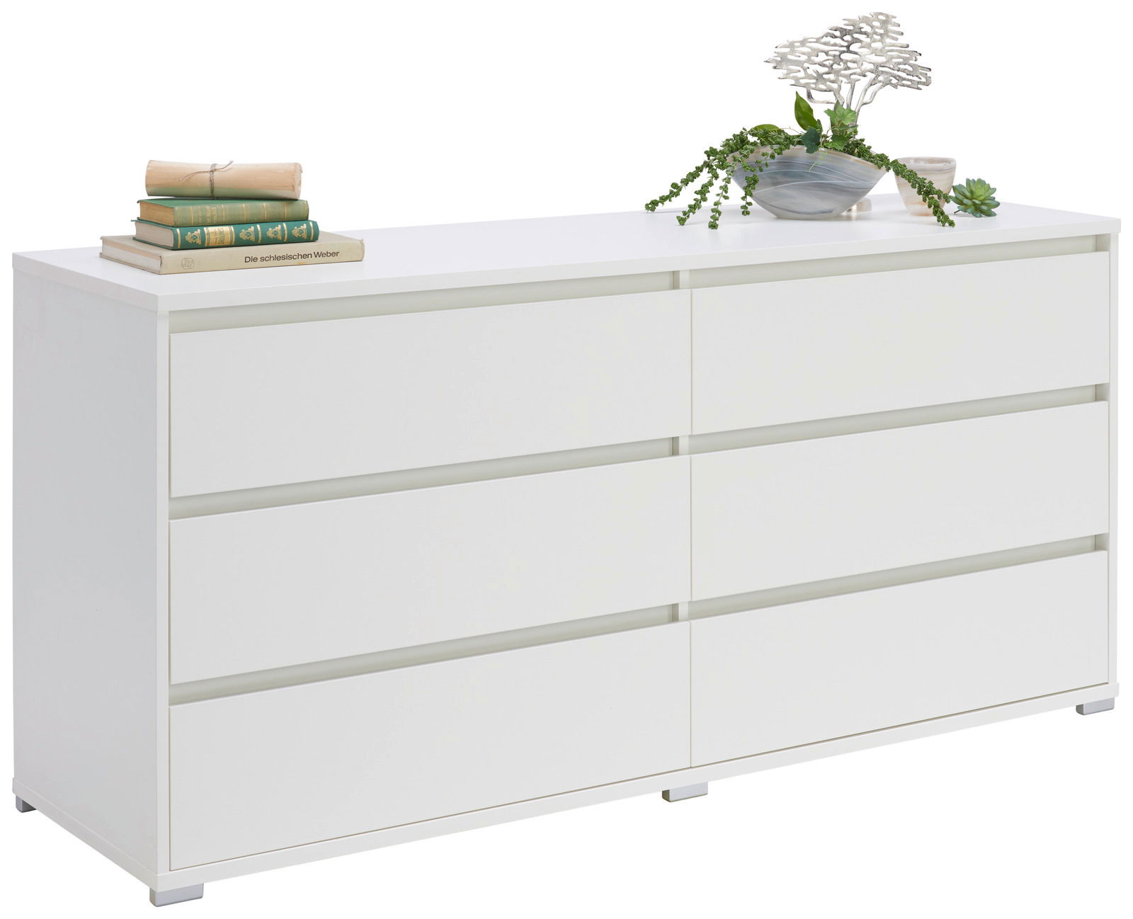 Weißes XL-Sideboard mit sechs Schubladen, dekoriert mit Büchern und Pflanzen, seitliche Perspektive