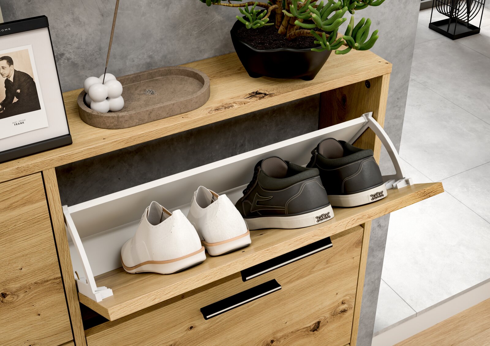 Schuhkipper aus Holz mit geöffneter Klappe, zeigt zwei Paar Schuhe, von oben betrachtet.