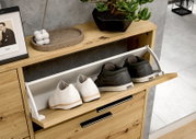 Schuhkipper aus Holz mit geöffneter Klappe, zeigt zwei Paar Schuhe, von oben betrachtet.