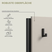 Detailaufnahme aus leicht schräger Seitenperspektive: weiße, melaminharzbeschichtete Möbeloberfläche mit schwarzer Kante und schwarzem L-förmigem Haken; Hinweisgrafik zu robuster, kratzfester, stoßfester, wasserabweisender und leicht zu reinigender Oberfl