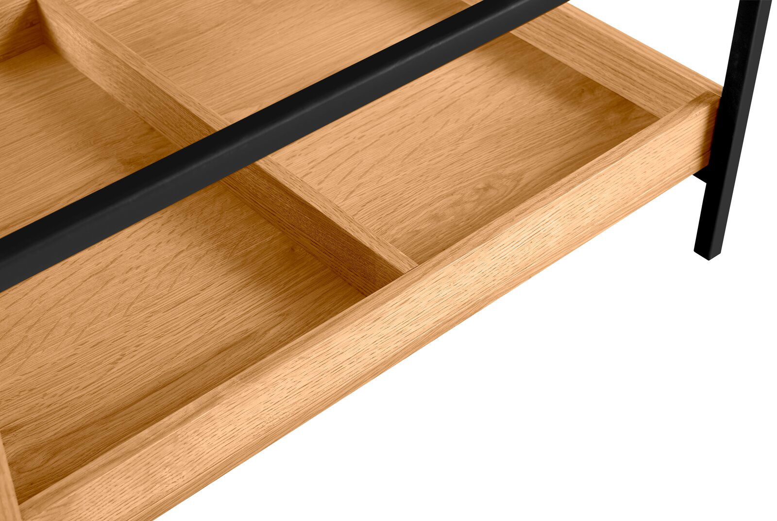 Nahaufnahme eines Couchtischs mit Holzfächern und schwarzem Metallrahmen, von oben betrachtet.