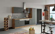 Moderne Küchenzeile in grauer und holzfarbener Optik mit eingebautem Herd, Spüle und Dunstabzugshaube, seitliche Perspektive