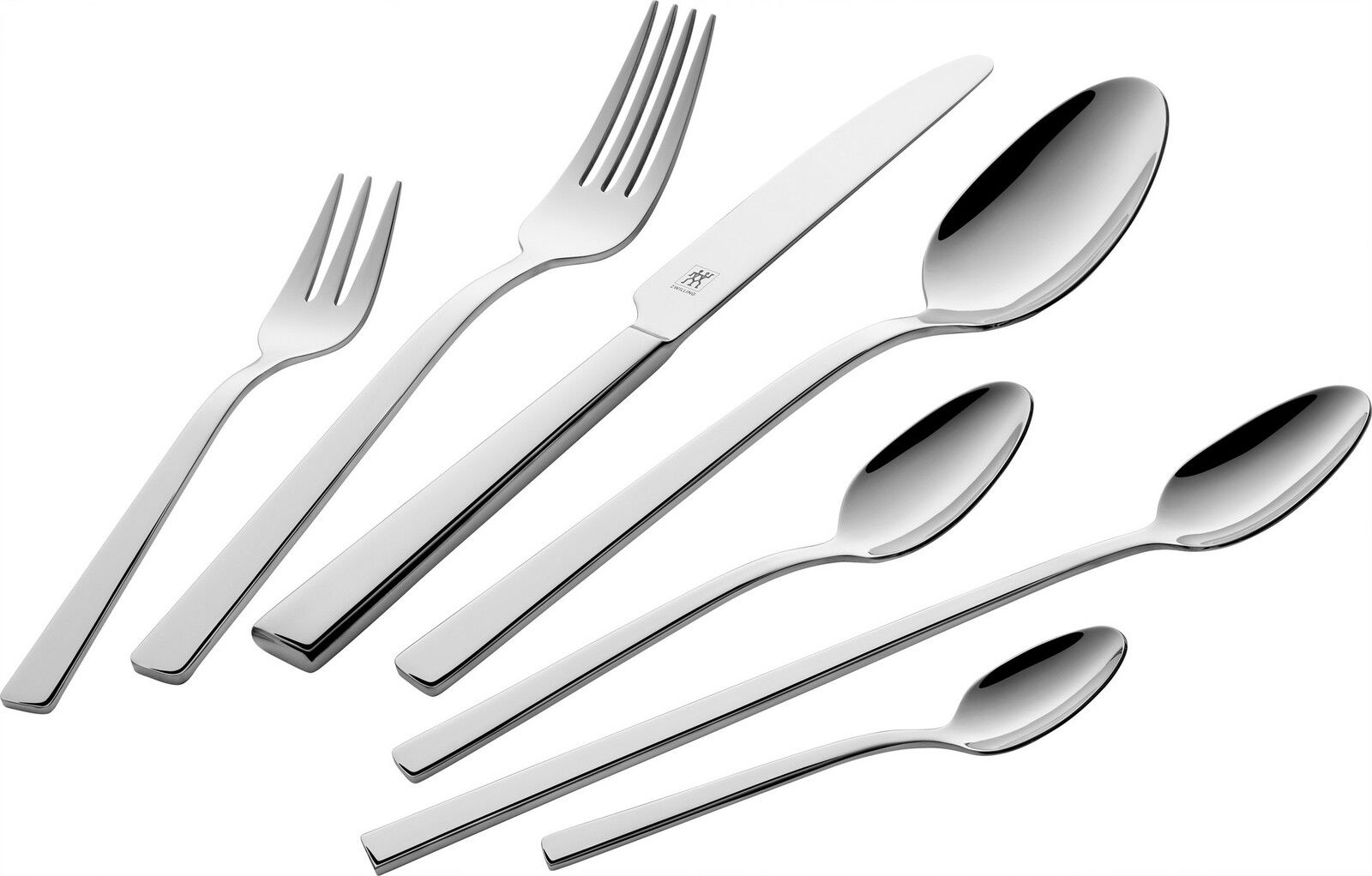 Elegantes, poliertes Besteckset King, 42-teilig, aus Edelstahl, in einer diagonalen Anordnung von oben betrachtet.