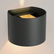 Moderne zwarte wandlamp XIO met een cilindrisch ontwerp, die zowel naar boven als naar beneden licht verspreidt. Zijaanzicht.