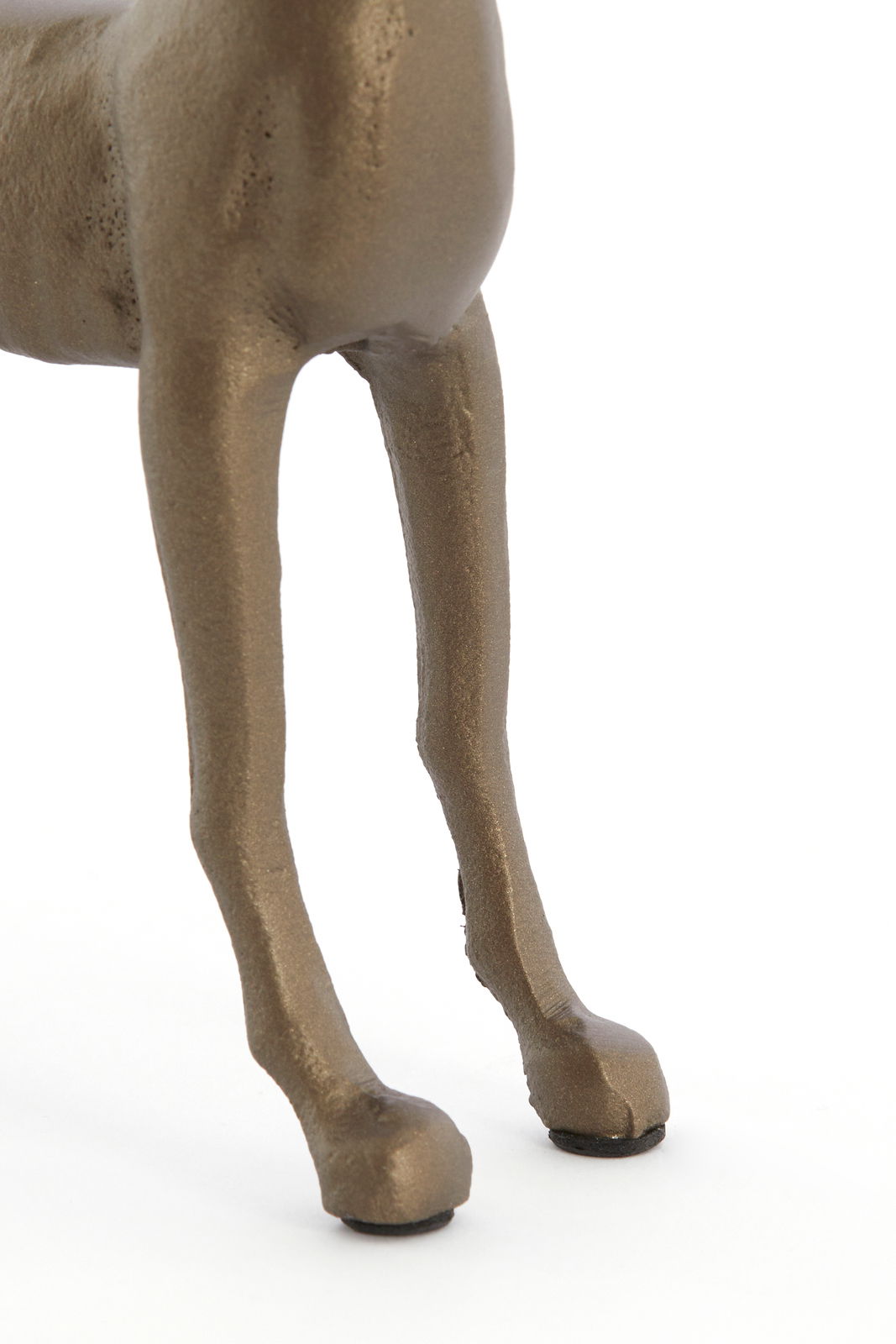 Nahaufnahme der Beine eines bronzefarbenen Tierornaments, von der Seite betrachtet.