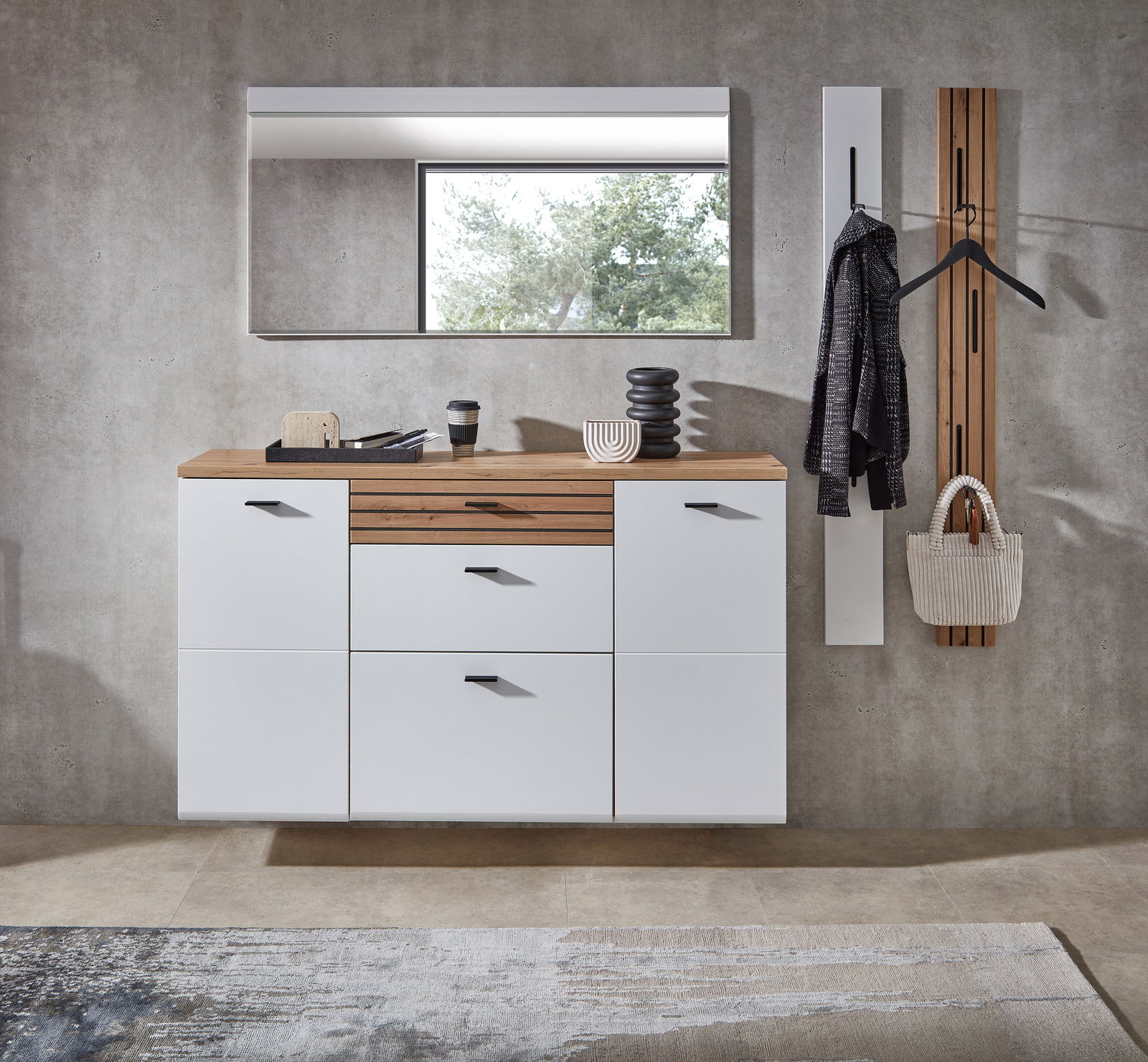 Novel Paneelleiste FRESNO Moderner Flur mit weißem Schuhschrank und Holzdetails, darüber ein großer Spiegel. Perspektive: Frontalansicht.