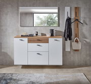 Moderner Flur mit weißem Schuhschrank und Holzdetails, darüber ein großer Spiegel. Perspektive: Frontalansicht.