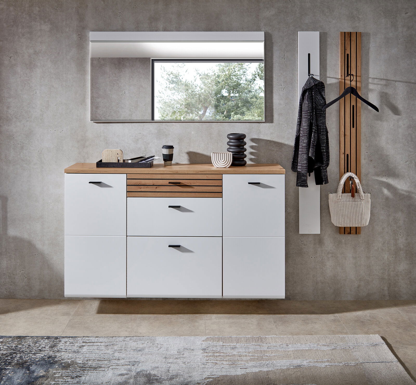 Novel Paneelleiste FRESNO Moderner Flur mit weißem Schuhschrank und Holzdetails, darüber ein großer Spiegel. Perspektive: Frontalansicht.